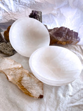 Load image into Gallery viewer, Selenite Bowl 5"