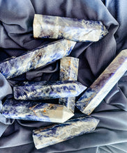 Load image into Gallery viewer, Sodalite Point